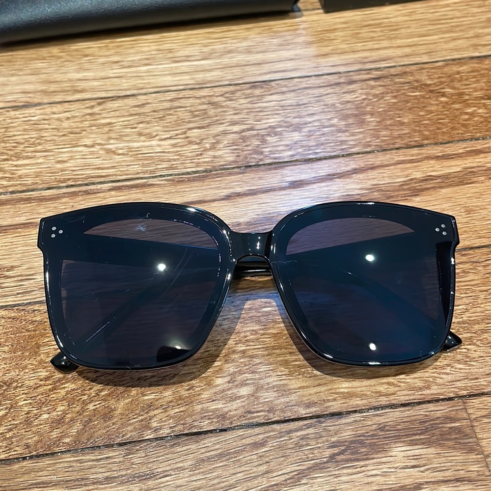 Never worn black square sunglasses
